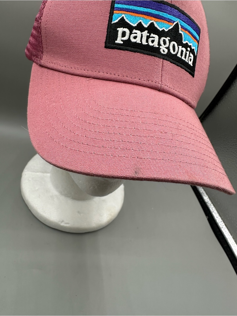 Patagonia P-6 Logo Trucker Hat Unisex OSFA Pink Mesh - Picture 4 of 10
